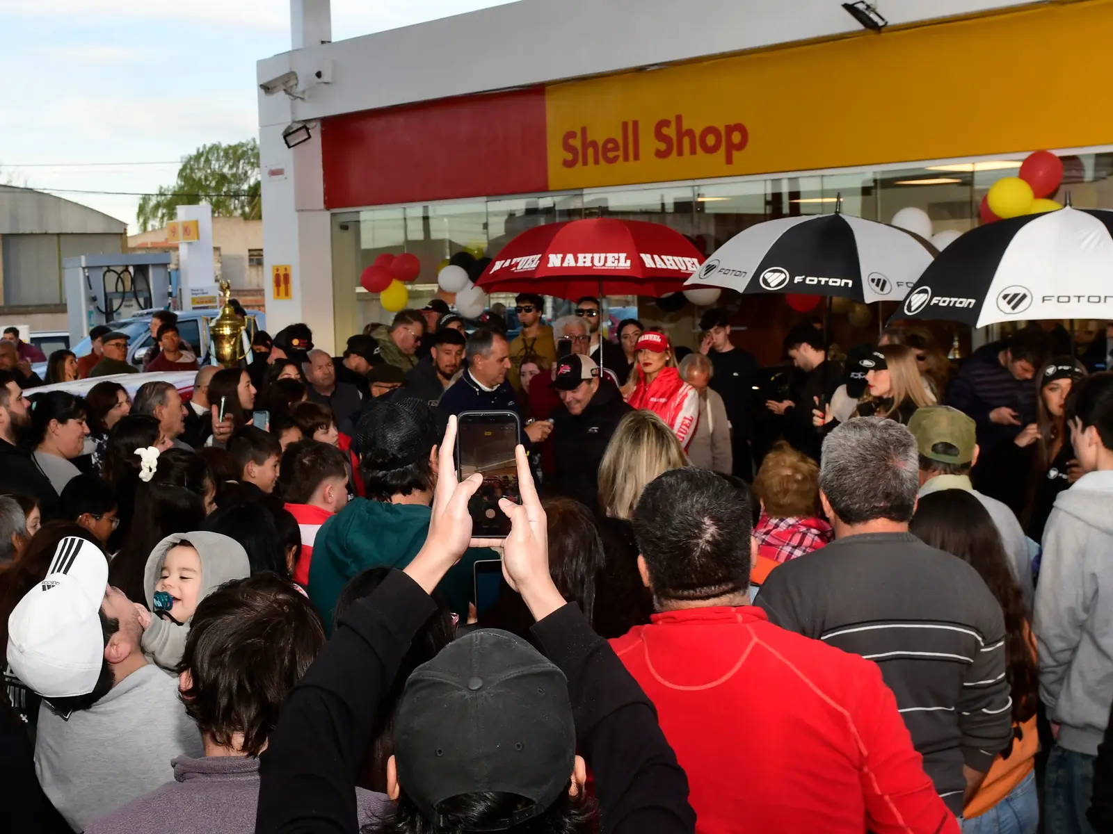 La firma de autógrafos en la Shell