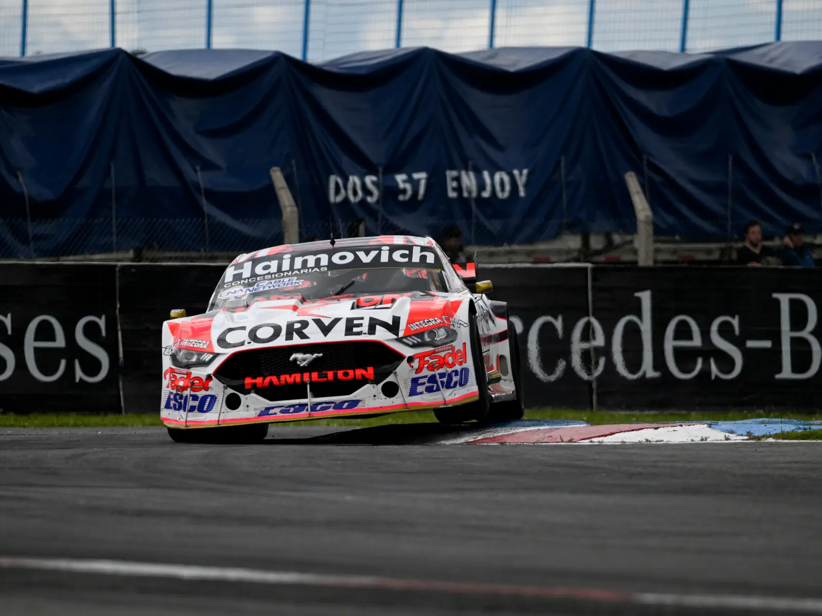 Werner y el Ford Mustang a puro adelantamiento en Rosario