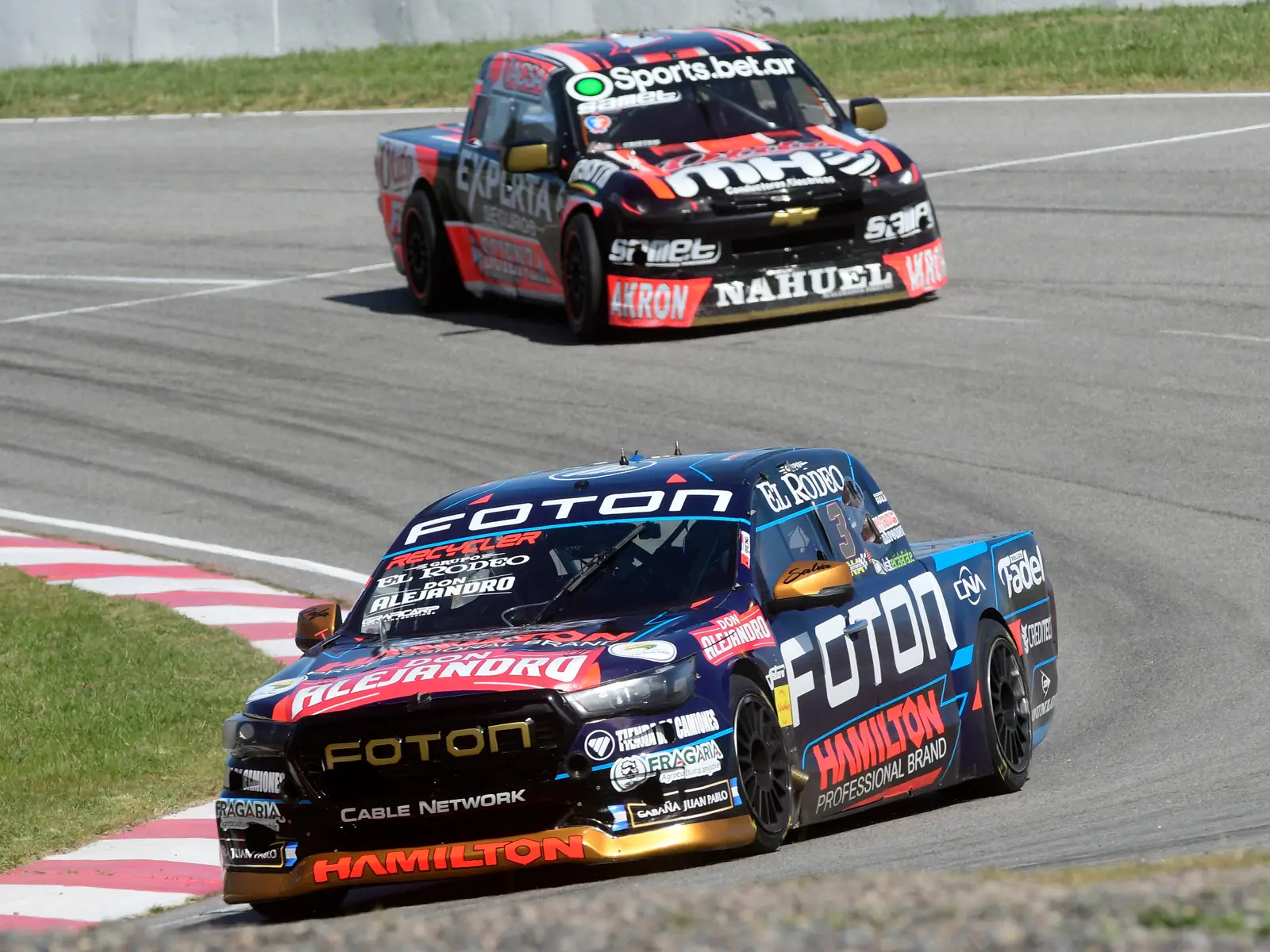 Mariano Werner (Foton) y por detrás Agustín Canapino (Chevrolet)