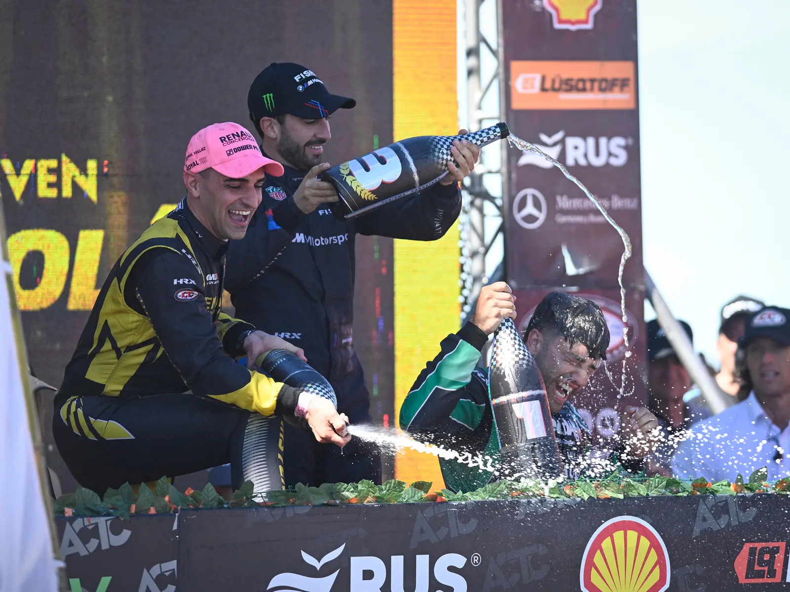 Chapur y Santero, primero y segundo de la Copa, en el podio de San Nicolás